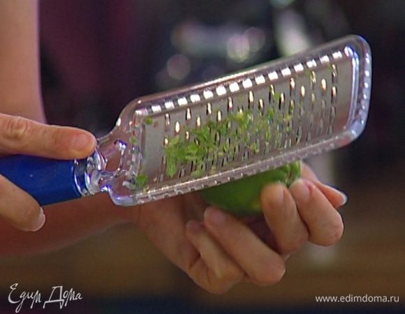 Взбить желтки с сахарной пудрой, добавить мелко натертую цедру лимона и лайма, сок половины лимона и половины лайма.