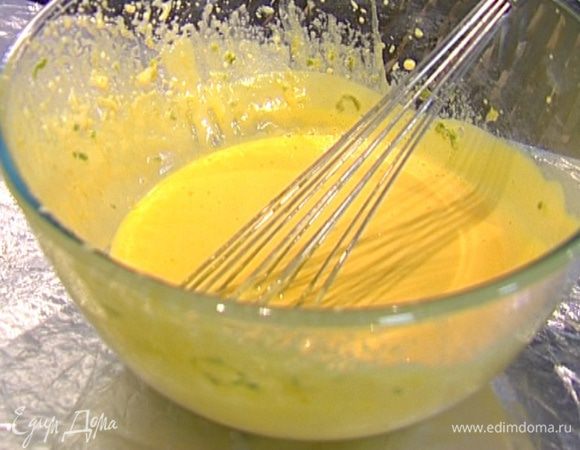 Поставить все на водяную баню и, непрерывно взбивая венчиком, довести массу до загустения.