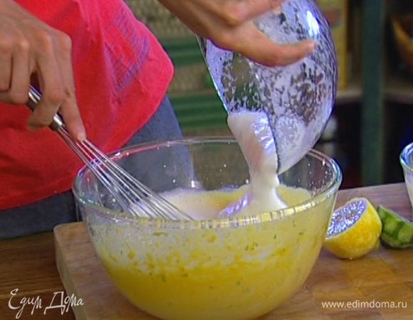 Соединить желтково-сахарную массу со сливками. Взбить белки со щепоткой соли, ввести в получившуюся массу и осторожно вымешать.