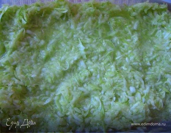 Кабачки трем на терке, солим и оставляем минут 15 . Пока они стекают режем лук , морковь, перец, помидоры...