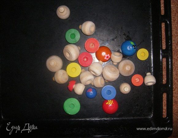 ...Пока я режу овощи ребенок запекает свои грибочки...