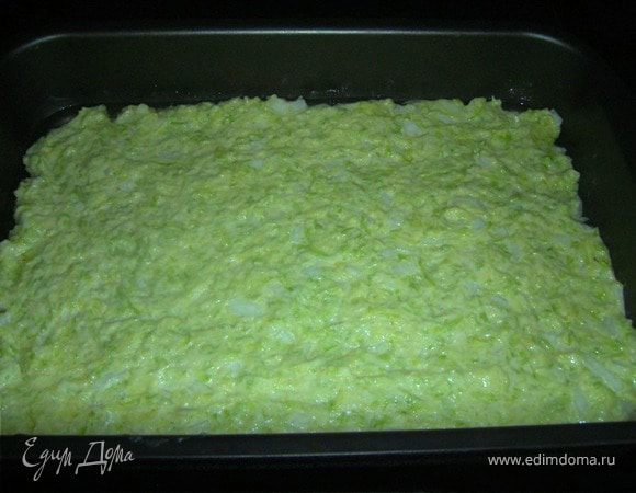 Возвращаемся...Отжимаем хорошенько кабачки, добавляем муку, яйца, растительное масло и выкладываем на предварительно смазанную форму(если протвинь +посыпать сухарями) слоем 1-1.5 см, отправляем в духовку на 40 минут 180-200гр.