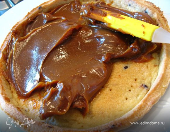 Выкладываем слоем сгущенку. Можно присыпать орешками.