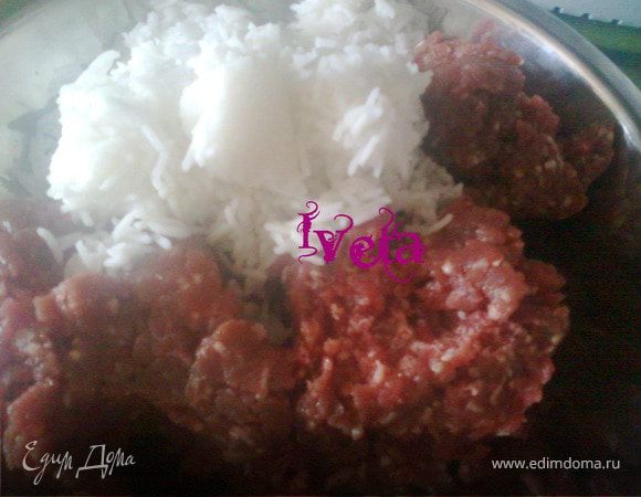 Отварить и остудить рис.Остуженный рис добавить к фаршу,замесить.