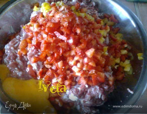 Затем добавить яйца,приправы,немного воды.