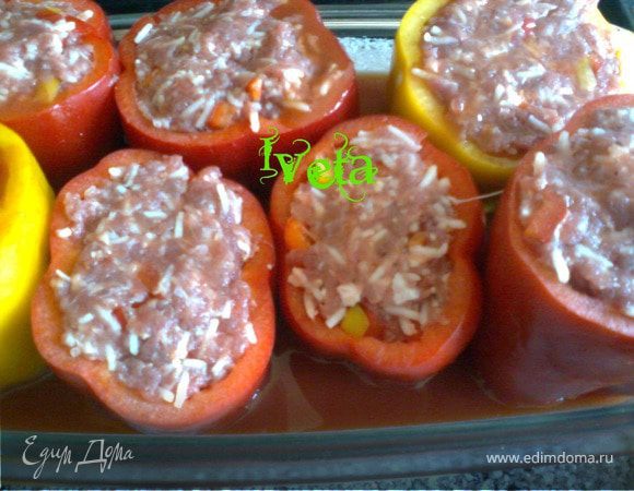 Перец наполнить фаршем и залить смесбю из томатной пасты и воды.