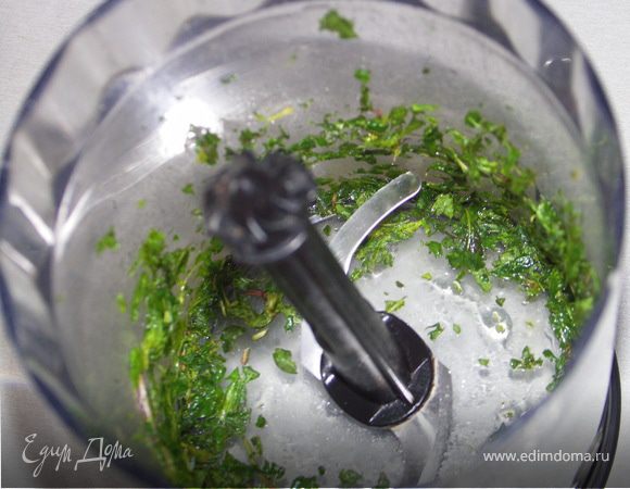 Измельчить в блендере листики мяты.