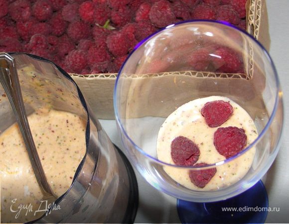 Выложить десерт в бокал или креманку перекладывая ягодами малины.