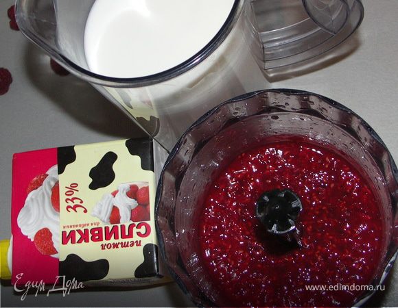 Малину(тщательно перебранную)измельчаем в блендере.Если по какой-то причине Вас раздражают малиновые зёрнышки,перетрите малину через сито.