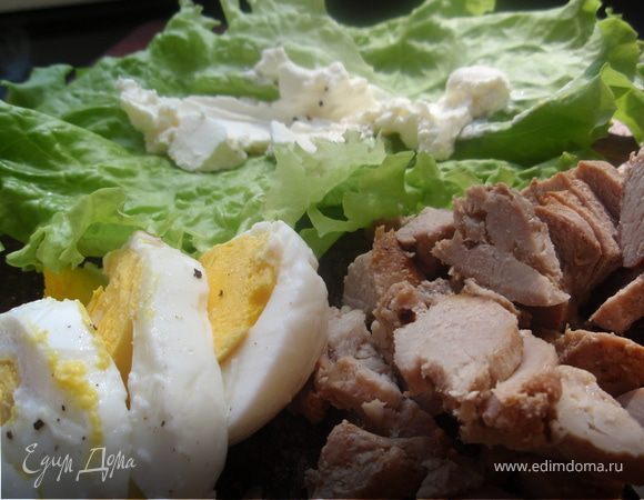 Нарежим мясо и яйцо. Сложим два листочка салата и намажем их аккуратно 2 ч.л. сыра. Яйцо и салатные листы немного присолим и поперчим.