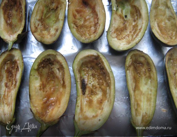Баклажаны вымыть,вытереть на сухо,разрезать вдоль на половинки,аккуратно ложкой вынуть мякоть,баклажанные "лодочки" посолить,поперчить,сбрызнуть раст. маслом.