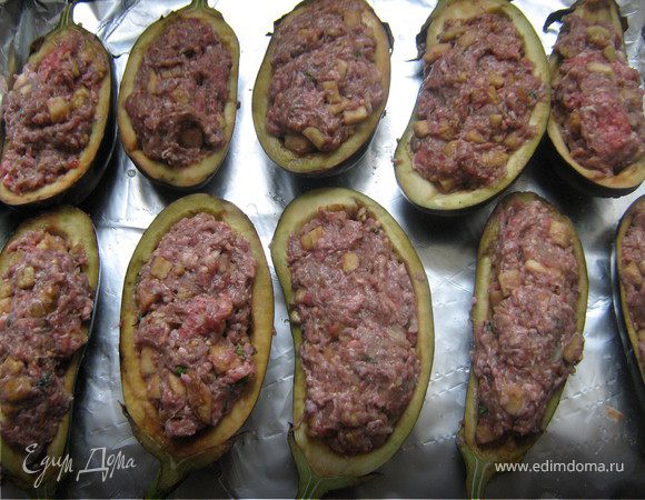 Готовым фаршем заполнить половинки баклажан,выложить на противень,застеленный фольгой,готовить при температуре 180-200С 40-50 минут,за 10 минут до готовности смазать фаршированные баклажаны сметаной и по желанию острым кетчупом.