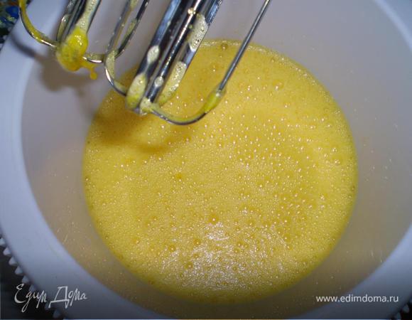 Приготовим тесто. Для белого коржа в миксере взбиваем половину нормы всех жидких ингредиентов - 4 яйца и  5 ст л воды вместе с солью и ванилином. Затем понемногу всыпаем 100 гр сахара.  