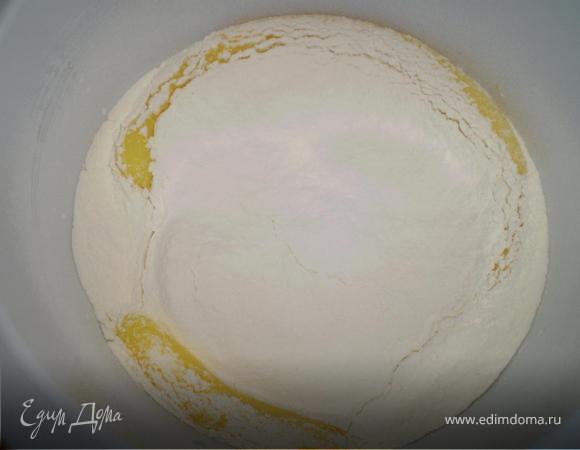 Смешиваем 150 гр муки, 2 ст л крахмала и 1 ч л разрыхлителя. Все просеиваем в яичную смесь. Осторожно перемешиваем