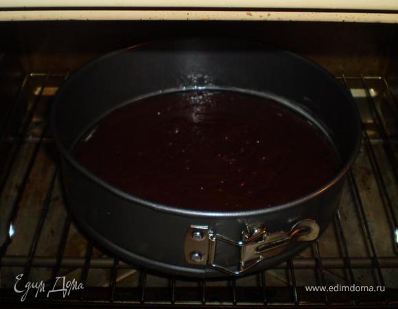 А пока готовим шоколадное тесто. Все тоже самое, только к муке добавляем какао и выпекаем еще один корж