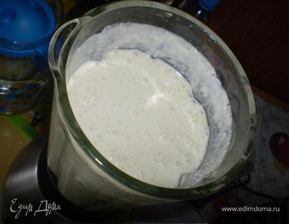 На медленном огне распускаем желатин, только не доводим до кипения и процеживаем его в крем. Еще раз взбиваем. Затем хорошо охлаждаем.