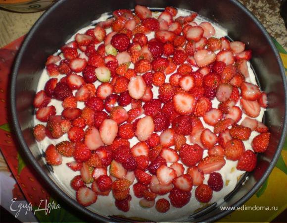 На корж укладываем слой клубники, если крупная - можно порезать