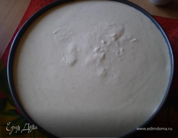 Выливаем половину крема. Накрываем шоколадным коржом и заливаем остатками крема. Ставим в холодильник на 2 часа