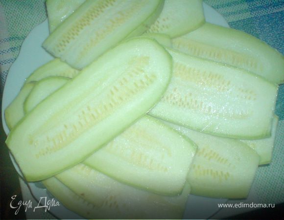 кабачки нарезать по 0,5 см. толщиной,посолить,поперчить