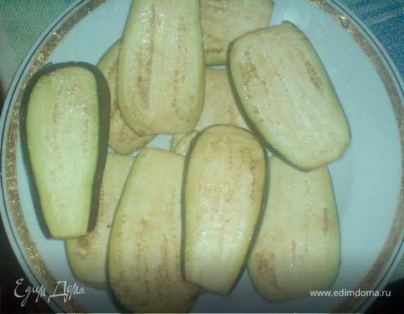 баклажаны нарезать, посолить,дать постоять,смыть водой