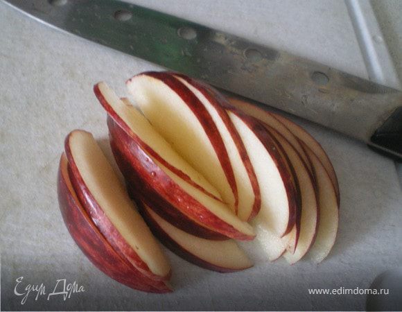 Тесто разморозить. Яблоки нарезать тонкими ломтиками.