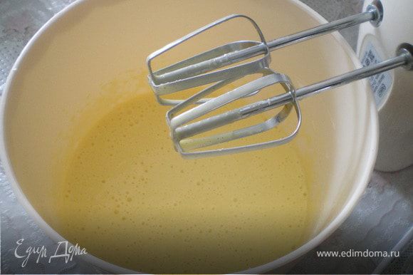 Разогреть духовку до 180 С. Сливочный сыр взбить с сахаром, яйцом и сметаной.