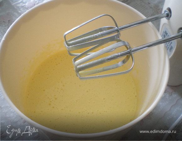 Разогреть духовку до 180 С. Сливочный сыр взбить с сахаром, яйцом и сметаной.