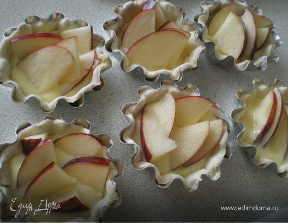 Разложить по корзиночкам. Сверху уложить ломтики яблока.  