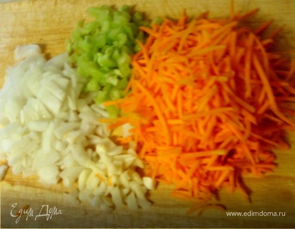 Лук, чеснок, морковь перец очистить, измельчить, морковку и сыр натереть на терке