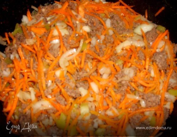 Фарш обжарить на сливочном масле (2 ст.л.), добавить морковь, лук и чеснок, перемешать и жарить в течении 10 минут