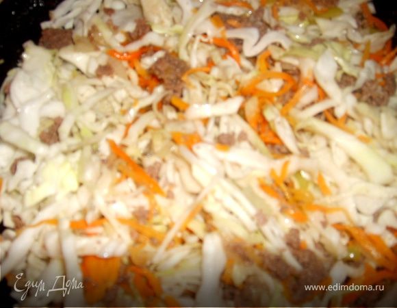 Добавить нарезанную капусту, соль  перец и тушить еще минут 5