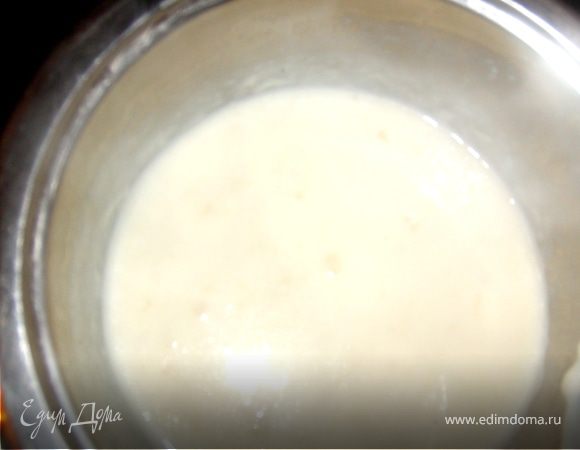 Для соуса: обжарить муку на 1 ст.л. масла слив, влить молоко, добавить мускатный орех, оставшееся масло, перемешать, довести до кипения, снять с огня