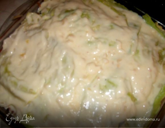 Полить сверху соусом, посыпать сыром