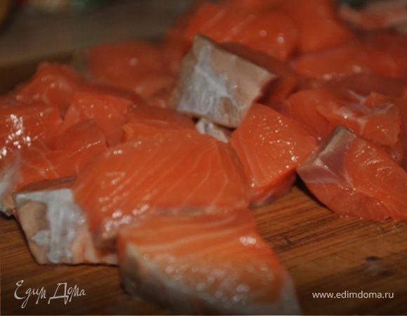 Рыбу порезать небольшими кубиками, посолить и поперчить.