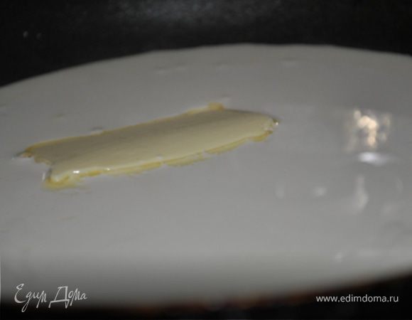 В сковороде разогреть сливки и сливочное масло.