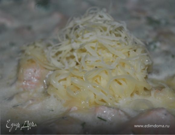 Тем временем, быстро натереть сыр, всыпать к рыбе, подержать на огне пару минут.