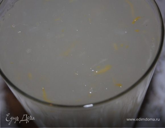 Делаем кисель густой из воды, сахара, сока и цедры лимона и крахмала. Остужаем. Тем временем измельчаем грецкие орехи, кому как больше нравится, я люблю, когда попадаются не сильно мелкие кусочки. Воды я брала 200 мл, крахмала 1 ст.л., но у меня кисель остался, пригодится еще в другой раз, постоит пока в холодильнике. Сок лимона берите по вкусу, я брала немножко, чтоб кислота не перебила вкус тыквы, а лишь слегка оттенила его.