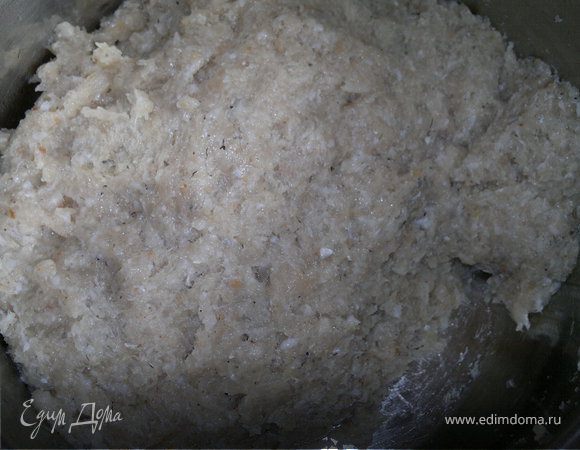 Посолите и поперчите рыбный фарш, добавьте мускатный орех и сок лимона. Лук натрите на терке, отожмите влагу, обжарьте и положите в фарш.