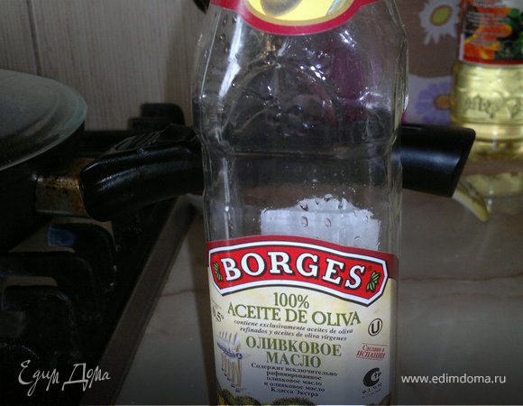 Сформируйте небольшие котлетки и обжарьте на оливковом масле.