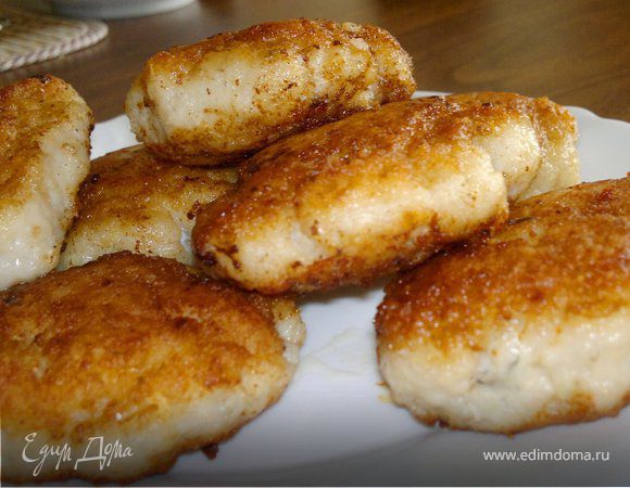 Первую сторону жарьте на сильном огне до румяности, а вторую сторону — на слабом огне под закрытой крышкой. Затем откройте крышку и подрумяньте на сильном огне.