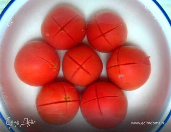 Помидоры надрезать крест на крест,сложить в глубокую ёмкость и залить горячей водой.Сладкий перец запечь в духовке,переложить в целлофановый пакет,хорошо завязать и дать отстоятся минут 10-15.