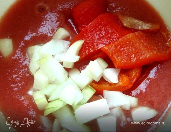 С помидор и перца снять шкурку. Взбить помидоры в блендере и протереть пюре через сито,чтобы избавиться от косточек.Добавить нарезанные перец лук и чеснок.Для пикантности можно добавить бальзамический уксус(исходя из кислоты помидор),оливковое масло и острый перец по вкусу.Ещё раз взбить всё в блендере.Суп готов!