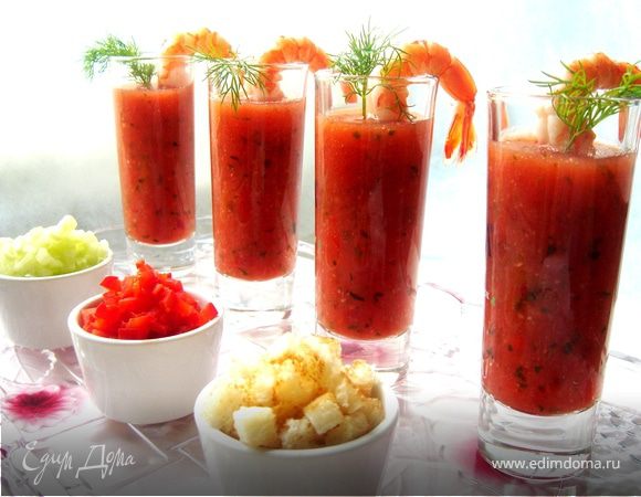 В отдельных маленьких салатниках подать свежие сухарики из белого хлеба,мелко нарезанные мелким кубиком лук,огурцы и сладкий перец.Для фуршетного стола хорошо разлить суп по длинным водочным стопкам и украсить кусочками вяленого мяса или креветками.Подавать суп охлаждённым.Приятного аппетита!