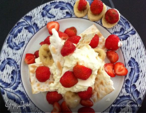 Взбить охлажденные сливки на медленной скорости с медом, до загустения. Клубнику промыть и срезать хвостики. На тарелку выложить хлебец и промазать взбитыми сливками выложить порезаные ягоды клубники. выкладывать слой за слоем. сверху украсить клубникой. настояться 5-10 мин (хлебцы должны пропитаться) и лучше в холодильнике.
Примечание - хлебцы из пшеничной муки на воде, без дрожжей, любой марки