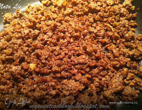 Картофель очистить, отварить в соленой воде. Приготовить пюре. Добавить 50 гр сливочного масла, молоко. Пюре должно быть достаточно густым.
Луковицу очистить, обжарить на 30 гр сливочного масла. Добавить мясной фарш. Жарить 6-7 минут. Остудить.