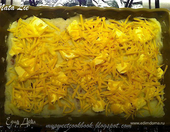 Затем снова слой пюре. Посыпать тертым сыром и стружками сливочного масла.