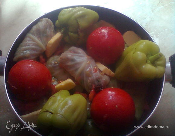 также заполняем и помидоры со сладким перцем и укладываем в кострюлю,сначало капусту,затем остальные 