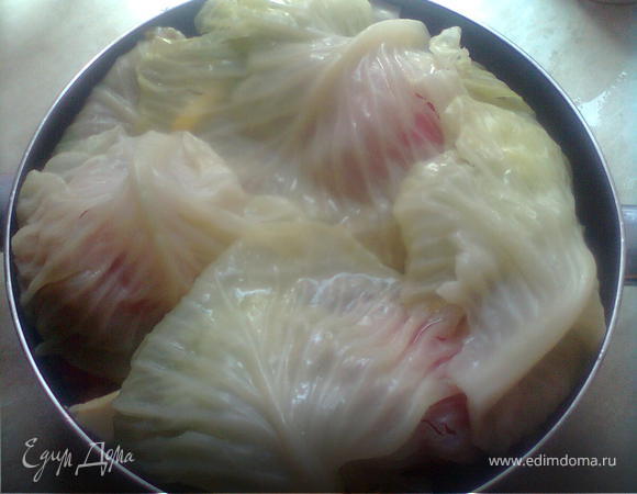 и в конце накрываем остальными листьями капусты,выливаем туда сердцевину помидоров,и пол стакана воды,если мясо не жирное то добавьте немного сливочного маслаю Едят эти голубцы с матцони с чесноком,кто как любит.