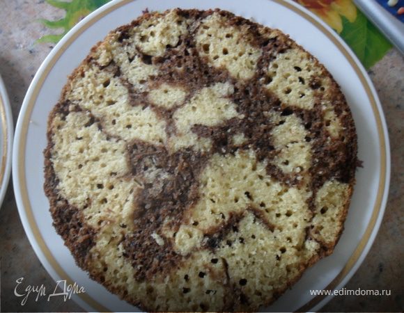 делаем тесто.растопите в двух писках 150 гр маргарина.Это примерно по 75 гр в каждой. добавим туда по 2,а ст.л. сахара,много не надо ,т.к. крем будет очень сладкий. добавим в каждую по яйцу, соду с уксусом,кефир и муку. в одну из мисок добавьте какао по вкусу. Вылаживаем на протвень поочерёдно цвета.Делаем как торт зебру. Ставим в духовку до готовности