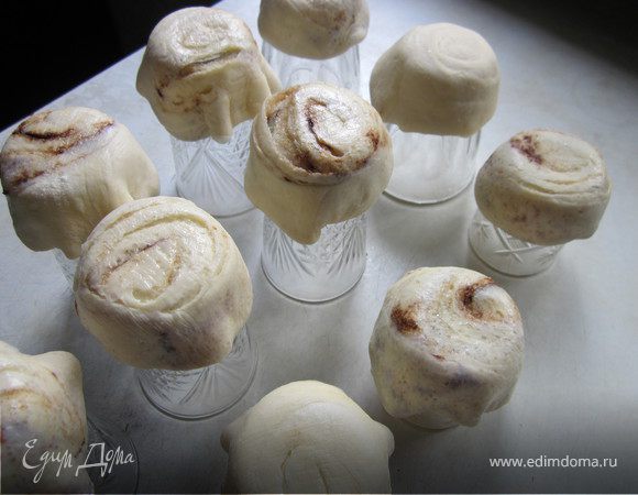 Формочки (у меня стаканчики и рюмки)смазать маслом и положить на них заготовки. 